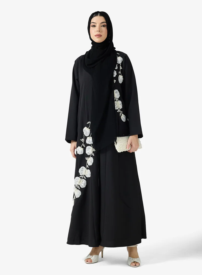 هيا كلوزيت عباية مفتوحة مطرزة بالزهور بياقة على شكل حرف